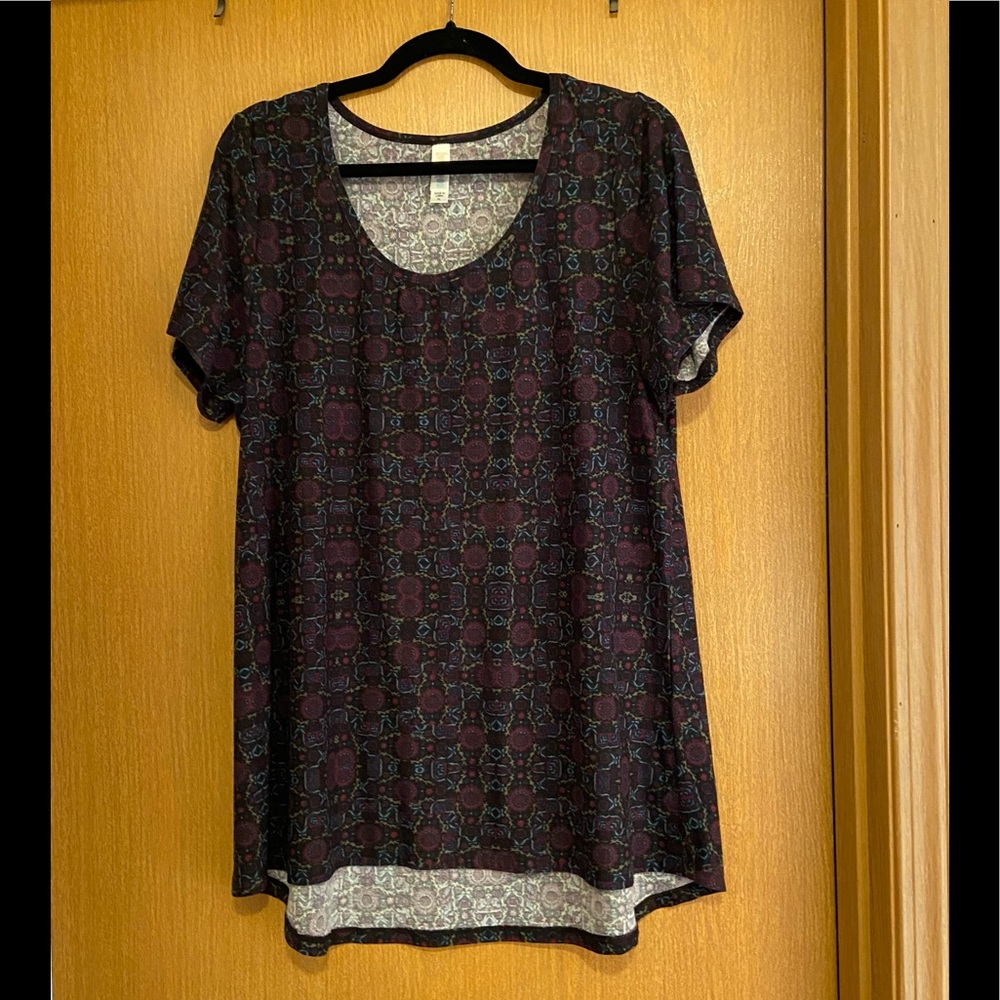 NWOT Lularoe Classic Tee
